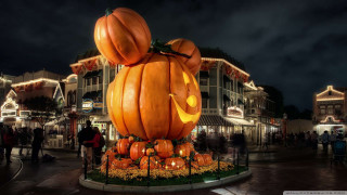 Pumpkin statue city square night - night free wallpaper