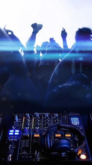 Dj mixing crowd concert festival - antoni pitxot free wallpaper