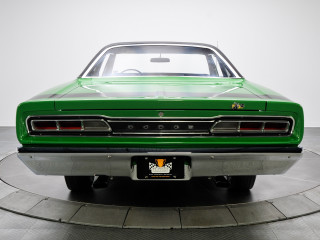 Green car showroom white wall - a white wall behind free wallpaper