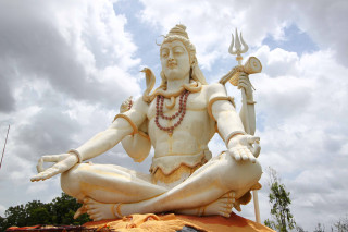 Statue man sword sitting mound - a statue of a man free wallpaper