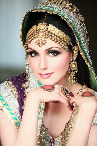Bridal woman posing hands chest 2 - ella guru free wallpaper