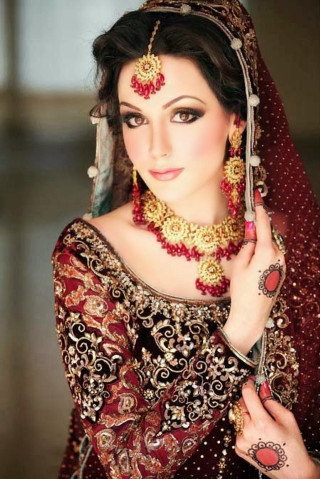 Woman red gold outfit jewelry 2 - outfit free wallpaper