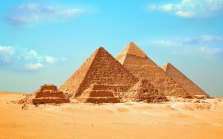 Pyramids desert sky people walking - the desert free wallpaper