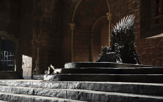 Iron throne stone step doorway - free dogs wallpaper
