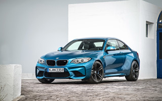 Blue bmw car white building - a white building free wallpaper