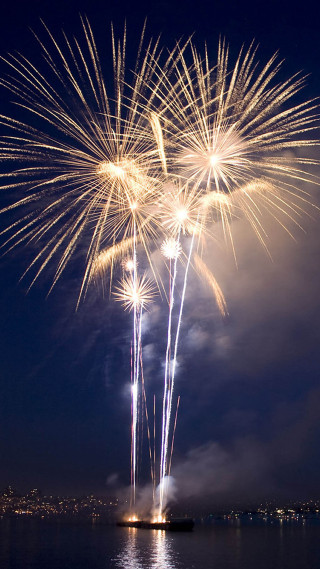 Fireworks display night sky water - free new year wallpaper