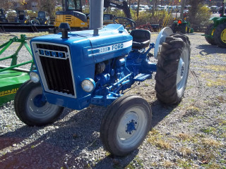 Blue tractor gravel field green - a jigsaw puzzle free wallpaper for desktop