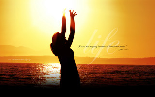 Woman catching frisbee sunset quote - cheerful free wallpaper