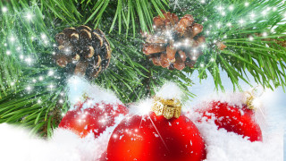 Christmas tree red ornament pinecones - digital free wallpaper for desktop