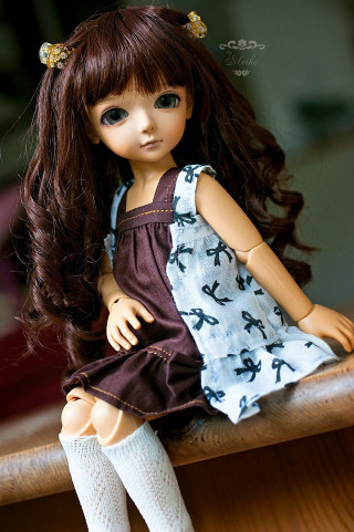 Doll sitting table dress socks - a character portrait free wallpaper