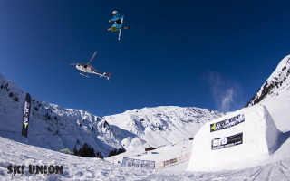 Skier jumping air snow ski - round free wallpaper