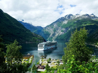 Cruise ship mountain lake surrounding - beautiful landscape free wallpaper