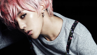 Man pink hair grey shirt - grey free wallpaper for desktop