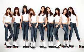 Young women roller skates white - aaa game free wallpaper