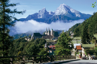 Scenic town mountain background clouds - scenic free wallpaper