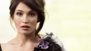 Woman flower hair posing picture - facial free wallpaper