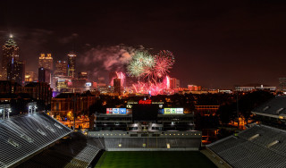 Fireworks night sky city skyline - free new year wallpaper