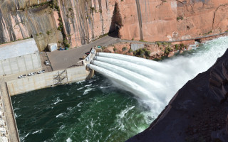 Large waterfall water pouring sides - a large waterfall free wallpaper