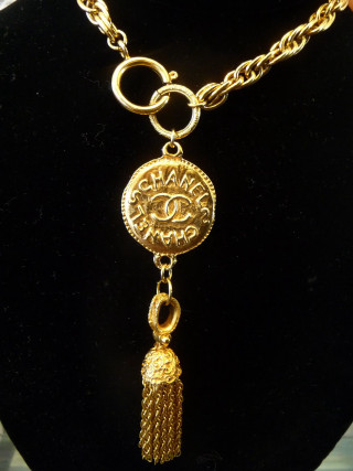 Gold necklace tassel medallion neckline - free light wallpaper