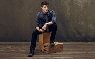 Man sitting wooden box crossed - a tie free wallpaper