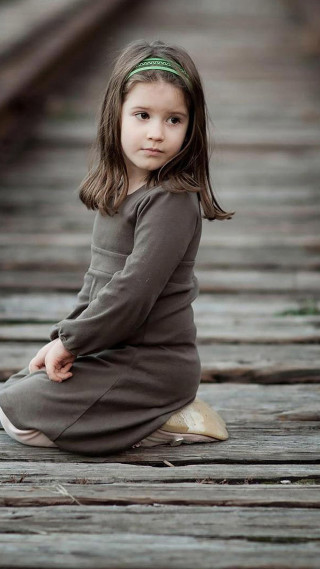 Little girl portrait wooden floor - a little girl free wallpaper