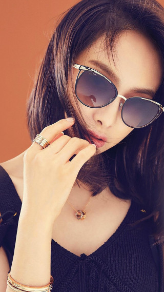 Woman sunglasses blacktop goldring brownwall - sunglass free wallpaper