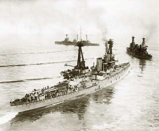 Battleship crowded water ships navy - a large battleship free wallpaper