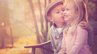 Boy girl bench woods kissing - the sun free wallpaper for desktop