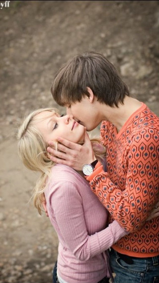 Man woman kissing park dirt - a man and woman free wallpaper