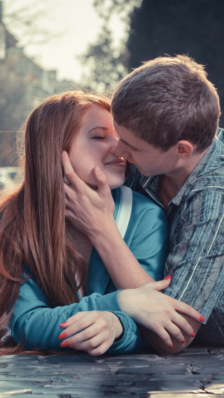 Romantic kiss park bench love - a man and woman free wallpaper