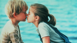 Boy girl kissing beach water - movie scene free wallpaper