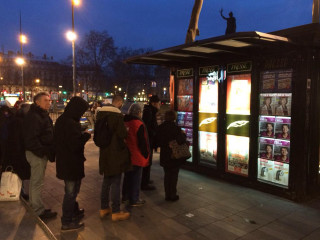 Group people bus stop night - les automatiste free wallpaper
