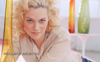 Blonde woman blue eyes gold - a picture free wallpaper for desktop