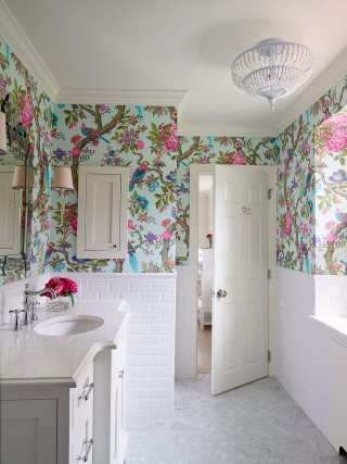 Fantastically gaudy bathroom with bird - a bathroom free wallpaper