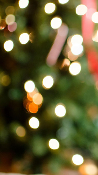 Christmas tree lights blurry background - impressionist free wallpaper