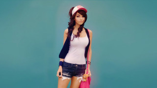 Woman pinkhat blueshirt pinkbag misty - photorealism free wallpaper