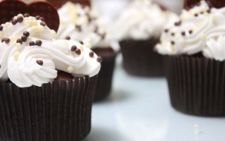 Cupcake white frosting chocolate hearts - clara peeters free wallpaper