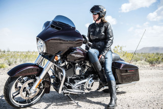 Woman motorcycle dirt road desert - a dirt road in the desert free wallpaper