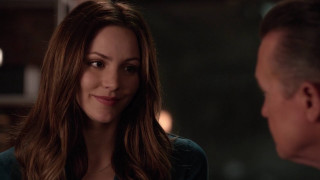 Woman talking man dark room - seductive smile free wallpaper