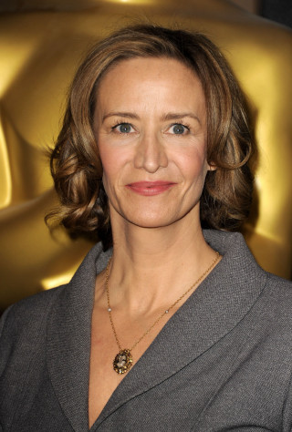 Woman gray jacket gold necklace - de stijl free wallpaper