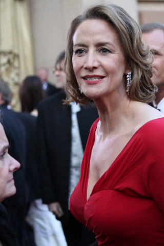 Woman red dress blurry bokeh - de stijl free wallpaper