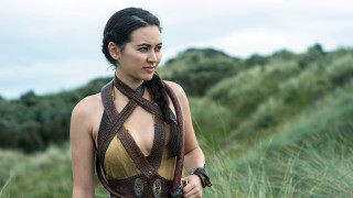 Woman costume field grass bushes 2 - dai jin free wallpaper