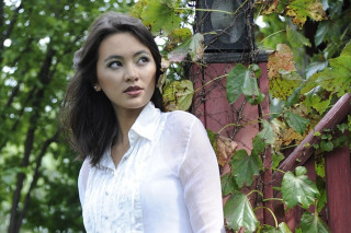 Woman white shirt jeans tree - a white shirt and jeans free wallpaper