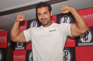 Man flexing muscles red black - backdrop free wallpaper