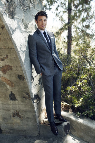 Man suit leaning wall hands - against free wallpaper