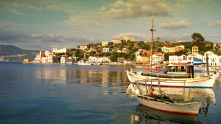 Boat docked water city hillside - exekia free wallpaper