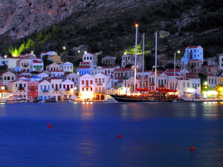 Harbor boats nighttime lights mountain - exekia free wallpaper