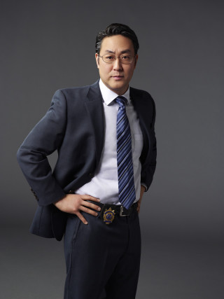 Man suit tie posing picture 25 - a man in a suit free wallpaper