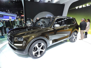 Brown suv showroom people looking - a showroom free wallpaper