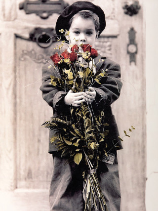 Young boy holding flowers hat - anne geddes free wallpaper